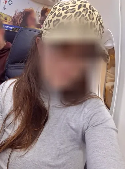 Claudia, 33