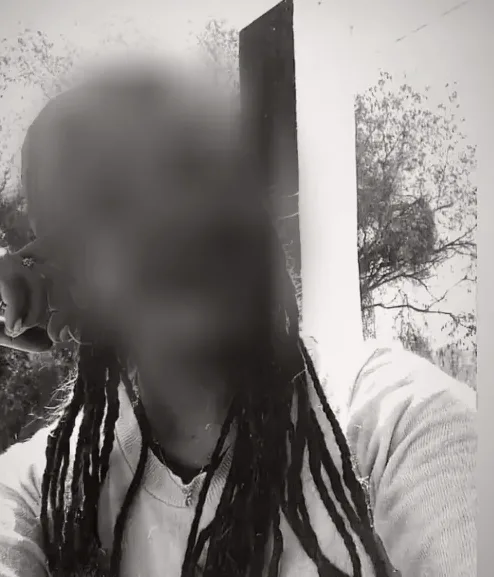 Rosa, 28